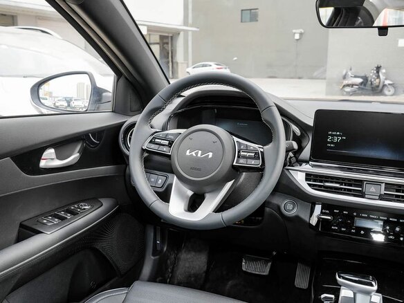 2026 Kia K3 II (China Market) Рестайлинг, белый, 2270700 рублей - вид 9
