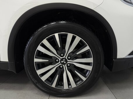 2020 Mitsubishi Outlander III Рестайлинг 3, белый, 2415000 рублей, вид 5