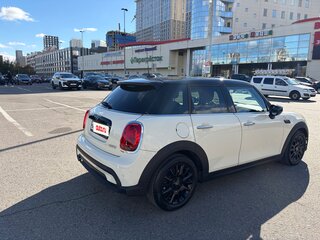 2021 Mini Hatch Cooper III (F55/F56) Рестайлинг 2, белый, 2590000 рублей, вид 4
