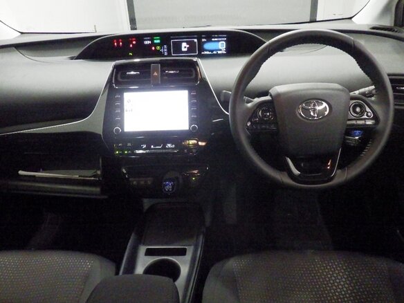 2022 Toyota Prius IV Рестайлинг (XW50), серебристый, 1669000 рублей - вид 4