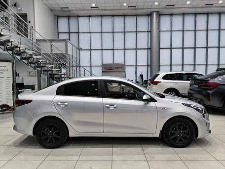 2021 Kia Rio IV Рестайлинг, серый, 1399000 рублей, вид 4
