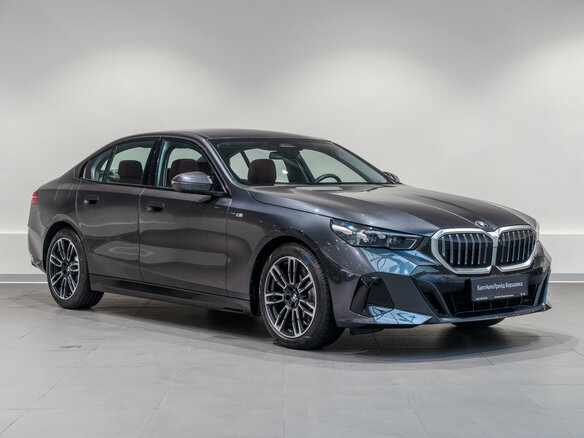 2024 BMW 5 серии 525i VIII (G60/G61/G68), чёрный, 6800000 рублей - вид 2