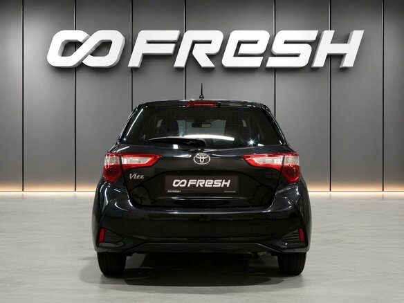2017 Toyota Vitz III (XP130) Рестайлинг 2, чёрный, 950000 рублей - вид 3