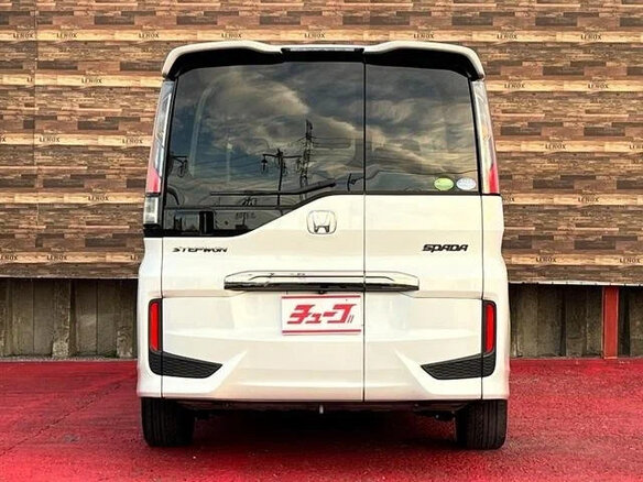 2017 Honda Stepwgn Spada V, белый, 1920000 рублей - вид 3