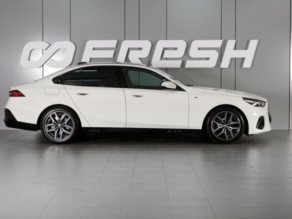 2024 BMW 5 серии 520i VIII (G60/G61/G68), белый, 7499000 рублей - вид 4