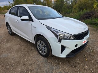 2021 Kia Rio IV Рестайлинг, белый, 799000 рублей, вид 1