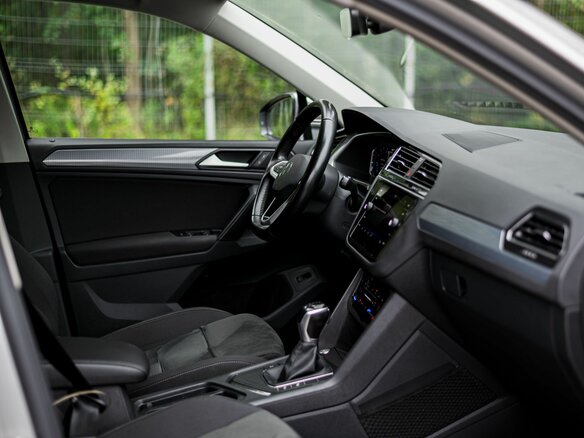 2021 Volkswagen Tiguan II Рестайлинг, серебристый, 2305000 рублей - вид 12