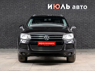 2011 Volkswagen Touareg II, чёрный, 1570000 рублей, вид 2