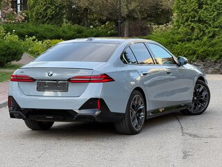 2025 BMW 5 серии 530i xDrive VIII (G60/G61/G68), серый, 9790000 рублей, вид 2