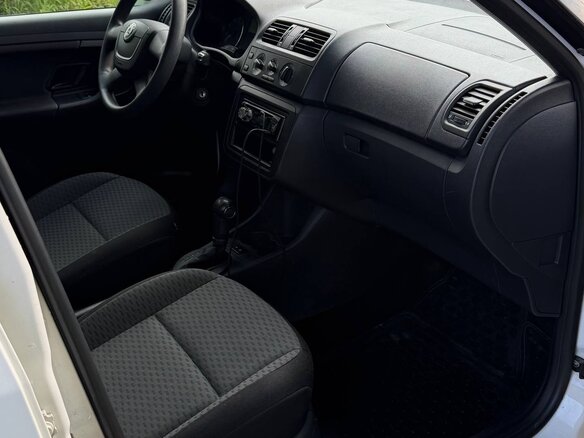 2011 Skoda Fabia II Рестайлинг, белый, 770000 рублей - вид 11