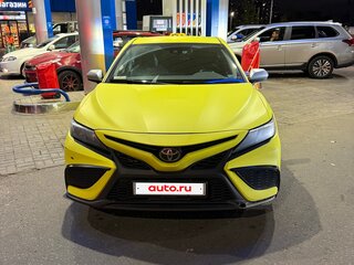 2021 Toyota Camry VIII (XV70) Рестайлинг, жёлтый, 1830000 рублей, вид 2