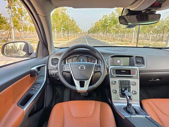 2018 Volvo S60 II Рестайлинг, золотистый, 1370000 рублей - вид 11