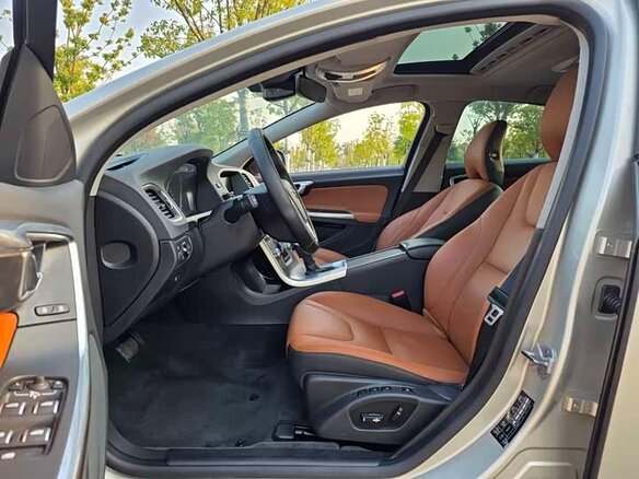 2018 Volvo S60 II Рестайлинг, золотистый, 1370000 рублей - вид 10