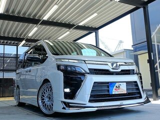 2021 Toyota Voxy III (R80) Рестайлинг, белый, 2475400 рублей, вид 4