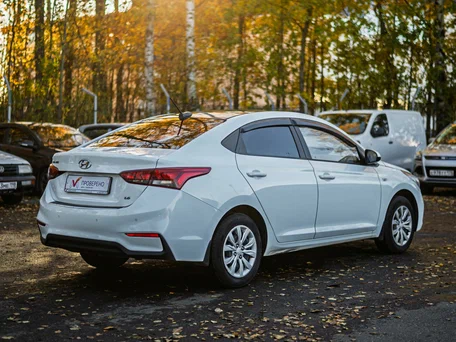 2018 Hyundai Solaris II, белый, 1044000 рублей, вид 2