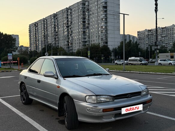 1995 Subaru Impreza I, серебристый - вид 1