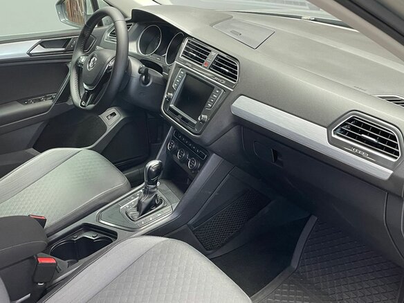 2017 Volkswagen Tiguan II, серый, 2099000 рублей - вид 7