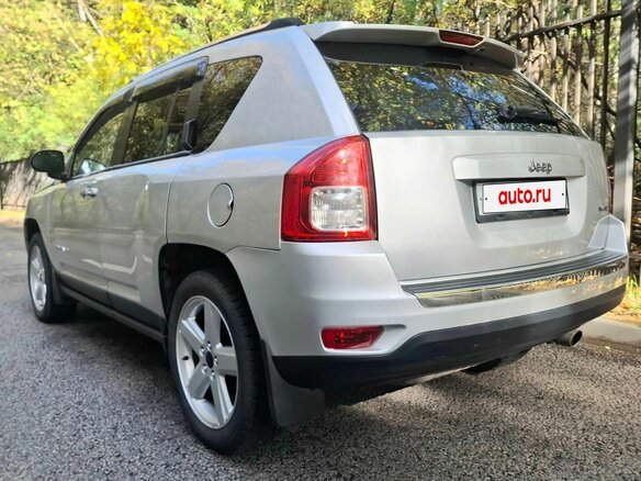 2011 Jeep Compass I Рестайлинг, серебристый, 990000 рублей - вид 3