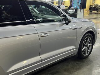 2018 Volkswagen Touareg III, серебристый, 4300000 рублей, вид 4