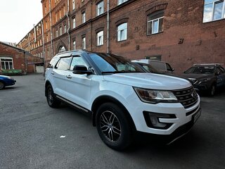 2017 Ford Explorer V Рестайлинг 2, белый, 2590000 рублей, вид 4
