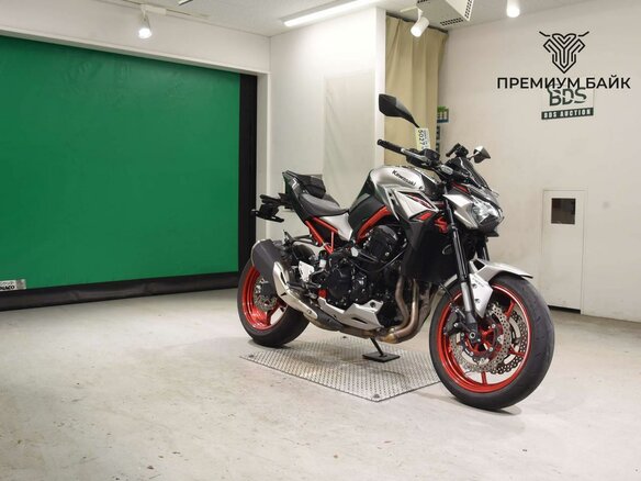 2023 Kawasaki Z 900, серый, 1095000 рублей - вид 2