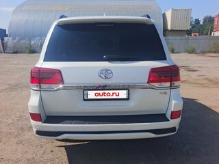 2017 Toyota Land Cruiser 200 Series Рестайлинг 2, белый, 5800000 рублей, вид 4