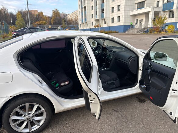 2011 Skoda Octavia II (A5) Рестайлинг, белый, 700000 рублей - вид 9
