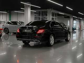 2017 Mercedes-Benz E-Класс 200 V (W213, S213, C238), чёрный, 3350000 рублей, вид 5