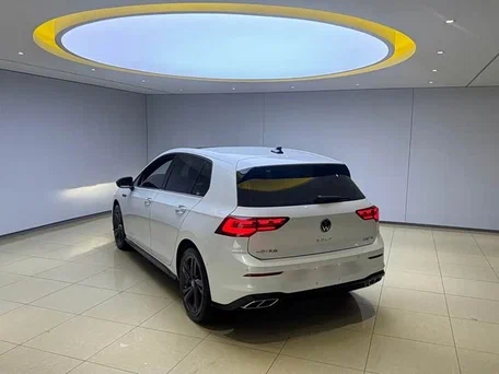 2023 Volkswagen Golf VIII, белый, 1850000 рублей, вид 3