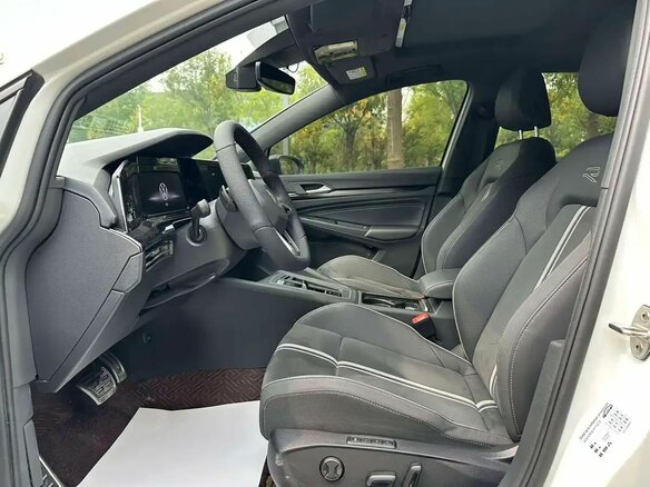 2023 Volkswagen Golf VIII, белый, 2099000 рублей - вид 9