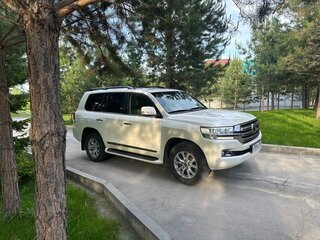 2020 Toyota Land Cruiser 200 Series Рестайлинг 2, белый, 8250000 рублей, вид 3