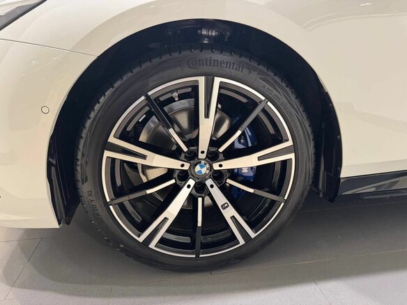 2025 BMW 5 серии 530i xDrive VIII (G60/G61/G68), белый, 10949900 рублей - вид 7