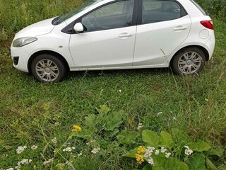 2012 Mazda 2 II Рестайлинг (DE2), белый, 600000 рублей, вид 4