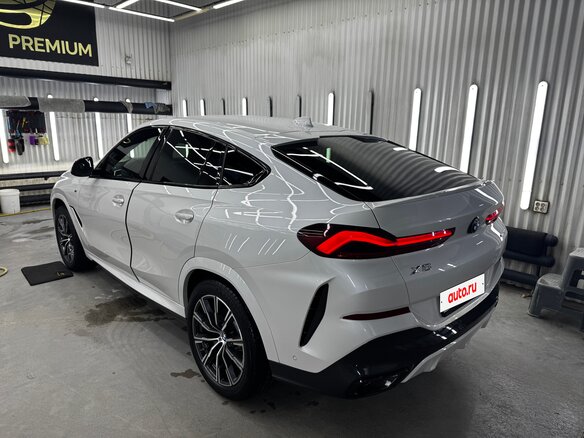 2021 BMW X6 40i III (G06), белый, 8590000 рублей - вид 4