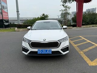 2023 Skoda Octavia IV (A8), белый, 2180000 рублей, вид 4