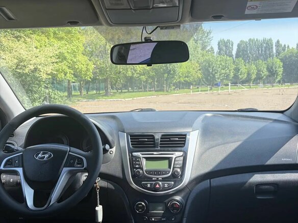 2012 Hyundai Solaris I, серый, 600000 рублей - вид 4