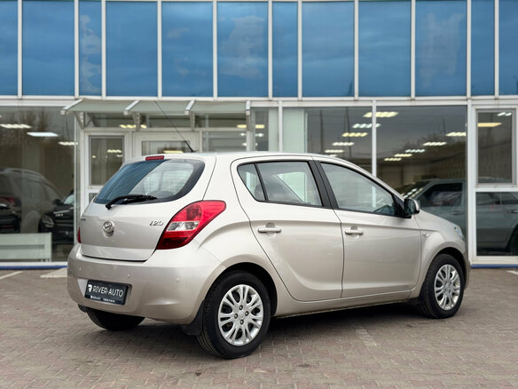 2010 Hyundai i20 I, бежевый, 695000 рублей - вид 2