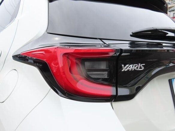 2023 Toyota Yaris IV, белый, 1150400 рублей - вид 35