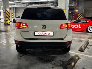 2011 Volkswagen Touareg II, белый, 1550000 рублей, вид 2