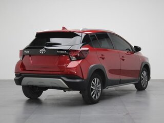 2023 Toyota Yaris IV, пурпурный, 1390000 рублей, вид 4