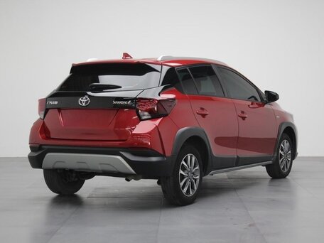 2023 Toyota Yaris IV, пурпурный, 1390000 рублей, вид 4