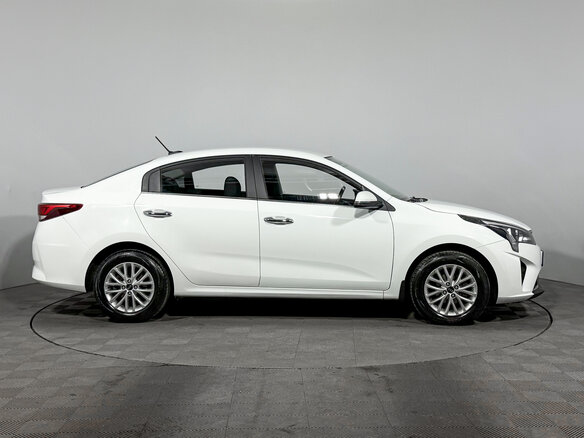 2020 Kia Rio IV Рестайлинг, белый, 1480000 рублей - вид 3