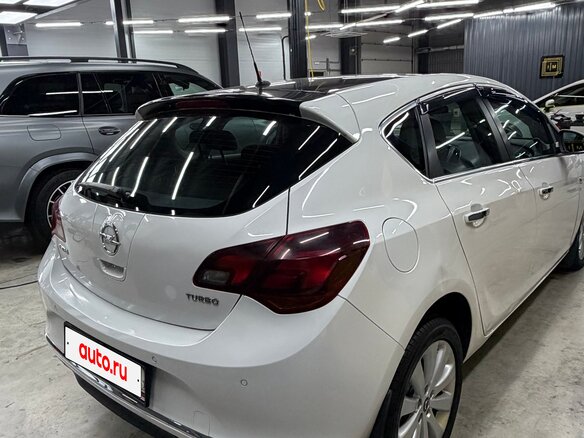 2013 Opel Astra J Рестайлинг, белый, 890000 рублей - вид 2