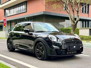2023 Mini Hatch Cooper III (F55/F56) Рестайлинг 2, чёрный, 2290000 рублей, вид 2