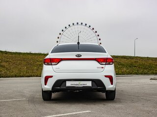 2019 Kia Rio IV, белый, 1550000 рублей, вид 4