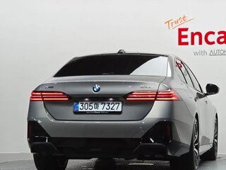 2025 BMW 5 серии 530i xDrive VIII (G60/G61/G68), серебристый, 7471623 рублей, вид 4