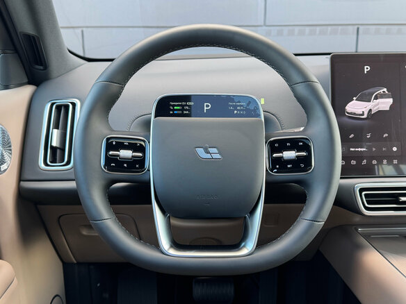 2026 Li Auto (Lixiang) L9 52.3 kWh I Рестайлинг, белый, 11990000 рублей - вид 15