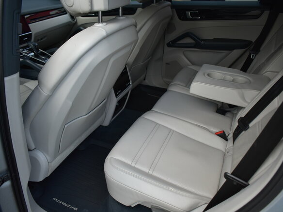 2021 Porsche Cayenne E-Hybrid III, серебристый, 6390000 рублей - вид 15