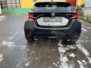 2021 Toyota Yaris IV, чёрный, 3999900 рублей, вид 4