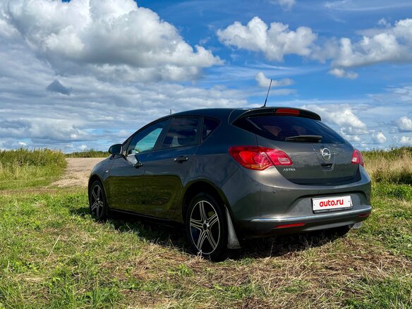 2013 Opel Astra J Рестайлинг, серый, 800000 рублей - вид 2